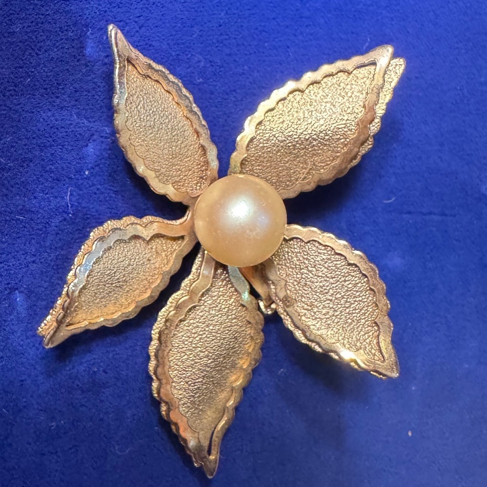 Vintage Gold Tone Textured Flower Brooch Faux Pearl Center Scalloped Petals 2"